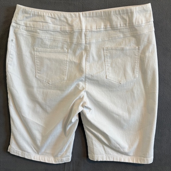 Ruby Rd. White Stretch Bermuda Shorts Size 18 - Picture 8 of 11